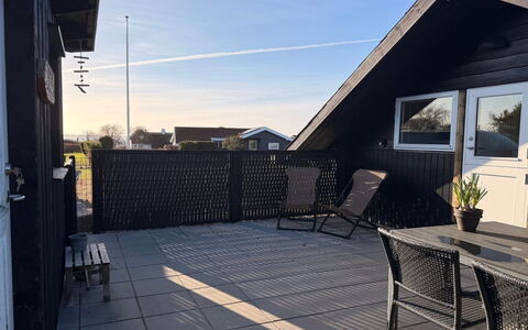 Kajsa - 150M from the Sea: Zona Residenziale, Arbusto, Casa, Casa, Giardino, Estate, Shade, Landscaping, Prato
