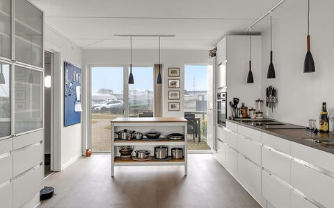 Suna - 95M from the Sea: Cucina, Elettrodomestico Da Cucina, Controsoffitto, Mobilia, Interior Design, Pavimentazione, Cabinetry, Apparecchio Major, Legna, Elettrodomestico