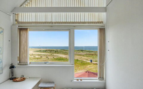 Suna - 95M from the Sea: Camera Da Letto, Soffitto, Letto, Illuminazione Diurna, Bedding, Lenzuolo, Biancheria, Cuscino