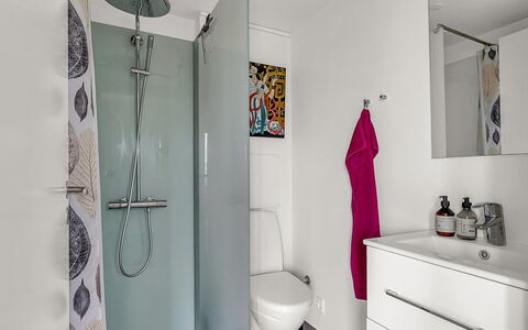 Suna - 95M from the Sea: Bagno, Pavimentazione, Idraulico Fixture, Pavimento, Interior Design, Gabinetto, Mobiletto Del Bagno, Idraulico, Toilet Seat, Piastrella