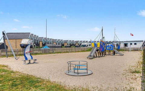 Suna - 95M from the Sea: Cielo, Blu, Spazio Pubblico, Attrezzatura Giochi All'Aperto, Shade, Pole, Sabbia, Terreno Di Gioco, Recinzione
