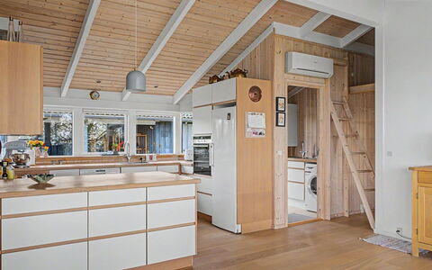 Imelda - 75M from the Sea: Pavimentazione, Legna, Interior Design, Soffitto, Pavimento, Mobilia, Cucina, Pavimento In Legno, Lampada, Cabinetry