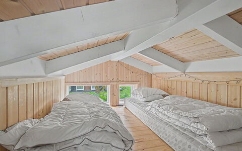 Imelda - 75M from the Sea: Legna, Camera Da Letto, Bedding, Letto, Lenzuolo, Soffitto, Biancheria, Telaio Del Letto, Latifoglie, Attico