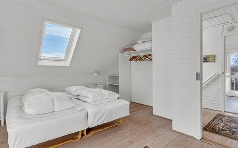 Verene - 725M from the Sea: Pavimentazione, Pavimento, Legna, Soffitto, Pavimento In Legno, Camera Da Letto, Latifoglie, Plank, Color Legno, Letto