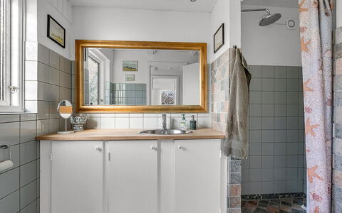 Verene - 725M from the Sea: Idraulico Fixture, Parete, Lavello, Lavandino Del Bagno, Interior Design, Pavimentazione, Rubinetto, Bagno, Pavimento, Idraulico
