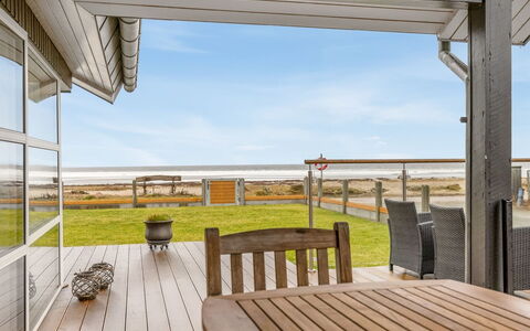 Ioar - 10M from the Sea: Zona Residenziale, Arbusto, Casa, Casa, Giardino, Estate, Shade, Landscaping, Prato