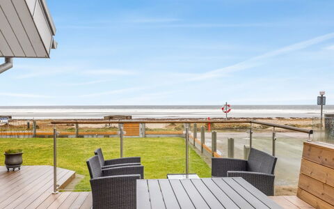 Ioar - 10M from the Sea: Zona Residenziale, Arbusto, Casa, Casa, Giardino, Estate, Shade, Landscaping, Prato