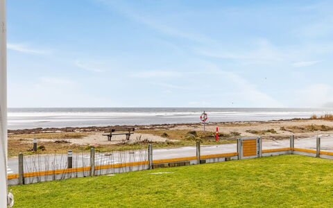 Ioar - 10M from the Sea: Zona Residenziale, Arbusto, Casa, Casa, Giardino, Estate, Shade, Landscaping, Prato