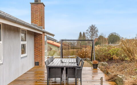 Fenno - 800M from the Sea: Zona Residenziale, Arbusto, Casa, Casa, Giardino, Estate, Shade, Landscaping, Prato