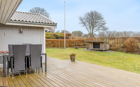 Fenno - 800M from the Sea: Zona Residenziale, Arbusto, Casa, Casa, Giardino, Estate, Shade, Landscaping, Prato