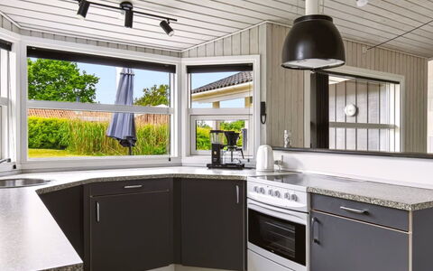 Hedvig - 500M from the Sea: Interior Design, Cucina, Controsoffitto, Legna, Soffitto, Pavimentazione, Cabinetry, Elettrodomestico Da Cucina, Pavimento, Mobilia