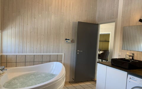 Hedvig - 500M from the Sea: Pavimentazione, Pavimento, Idraulico Fixture, Legna, Interior Design, Bagno, Idraulico, Camera, Rubinetto, Soffitto