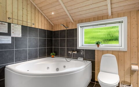 Ljuba - 40Km from the Sea: Idraulico Fixture, Pavimentazione, Interior Design, Bagno, Vasca Da Bagno, Soffitto, Pavimento, Idraulico, Lavello, Rubinetto