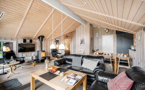 Ljuba - 40Km from the Sea: Legna, Soffitto, Casa, Interior Design, Mobilia, Soggiorno, Villetta, Latifoglie, Log Cabin, Sedia