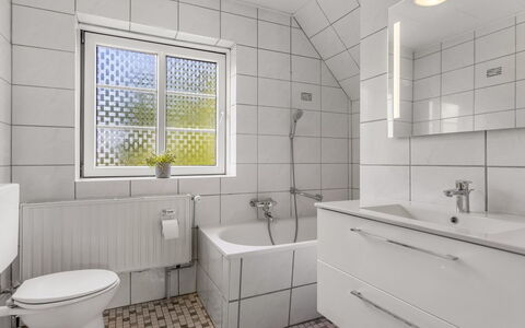 Aave - 5Km from the Sea: Bagno, Idraulico Fixture, Pavimentazione, Lavello, Pavimento, Interior Design, Gabinetto, Lavandino Del Bagno, Rubinetto, Piastrella