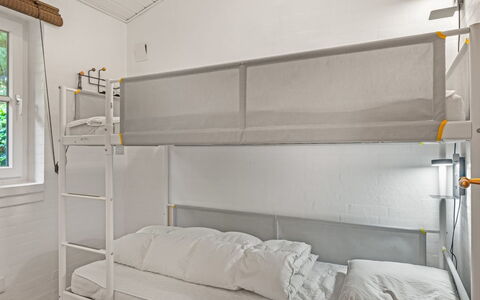 Tabetha - 24Km from the Sea: Letto A Castello, Interior Design, Pavimento, Letto, Camera Da Letto, Pavimentazione, Illuminazione, Mobilia, Telaio Del Letto, Ostello