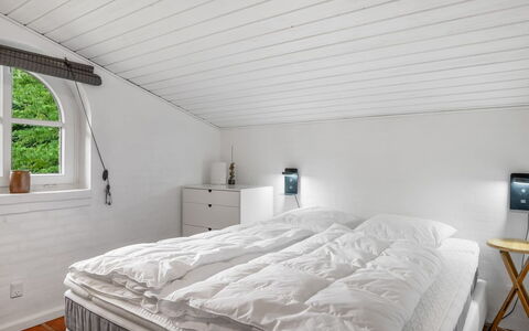Tabetha - 24Km from the Sea: Camera Da Letto, Letto, Legna, Interior Design, Soffitto, Lenzuolo, Bedding, Biancheria, Pavimento, Pavimentazione