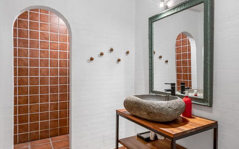 Tabetha - 24Km from the Sea: Parete, Pavimentazione, Interior Design, Pavimento, Idraulico Fixture, Brick, Idraulico, Piastrella, Rubinetto, Bagno