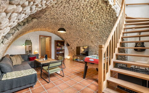 Tabetha - 24Km from the Sea: Parete, Mobilia, Interior Design, Soffitto, Pavimentazione, Sedia, Muro ​​Di Pietra, Camera, Attico, Soggiorno