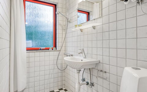 Erhardt - 2Km from the Sea: Parete, Idraulico Fixture, Idraulico, Pavimentazione, Pavimento, Bagno, Materiale Composito, Piastrella, Soffitto, Rubinetto