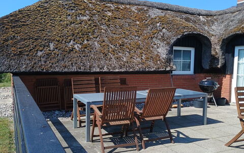 Eweline - 700M from the Sea: Thatching, Legna, Tetto, Villetta, Shade, Mobili Da Esterno, Sedia, Latifoglie, Tavolo Esterno