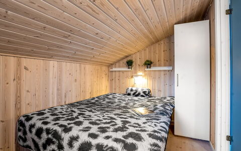Lien - 100M from the Sea: Legna, Interior Design, Camera Da Letto, Soffitto, Pavimento, Pavimentazione, Mobilia, Letto, Camera, Biancheria