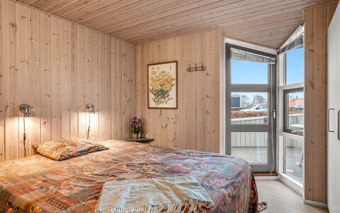 Lien - 100M from the Sea: Legna, Soffitto, Interior Design, Camera, Pavimento, Casa, Appartamento, Latifoglie, Color Legno, Lampada