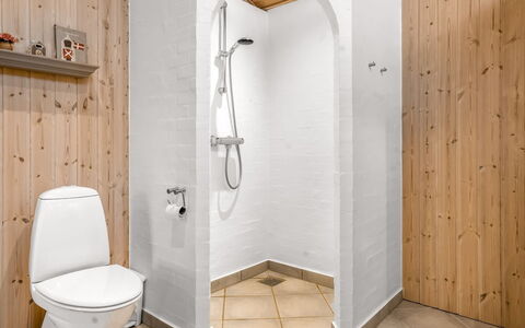 Lien - 100M from the Sea: Pavimentazione, Legna, Idraulico Fixture, Pavimento, Interior Design, Bagno, Idraulico, Camera, Gabinetto, Piastrella