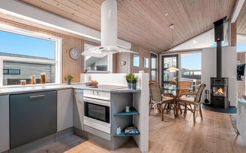Lien - 100M from the Sea: Legna, Casa, Mobilia, Pavimento, Soffitto, Elettrodomestico, Cucina, Latifoglie, Color Legno, Lampada