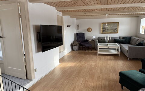 Jorek - 700M from the Sea: Mobilia, Pavimentazione, Interior Design, Pavimento, Pavimento In Legno, Legna, Divano, Soggiorno, Soffitto, Pavimento Laminato