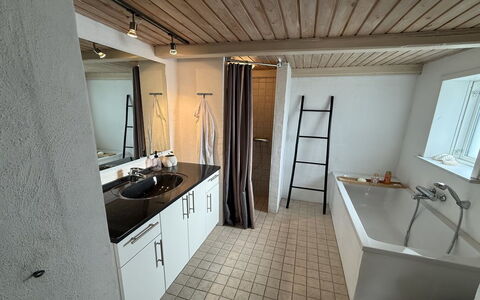 Jorek - 700M from the Sea: Pavimentazione, Idraulico Fixture, Pavimento, Interior Design, Soffitto, Lavello, Rubinetto, Idraulico, Camera, Bagno
