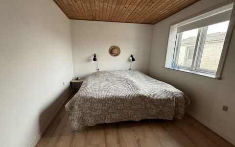 Jorek - 700M from the Sea: Pavimentazione, Pavimento, Parete, Legna, Camera Da Letto, Interior Design, Soffitto, Letto, Pavimento In Legno, Lenzuolo