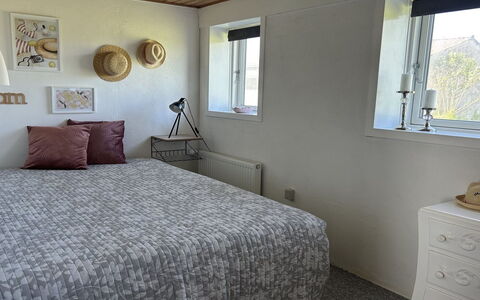 Jorek - 700M from the Sea: Letto, Camera Da Letto, Bedding, Lenzuolo, Interior Design, Parete, Mobilia, Pavimento, Legna, Biancheria