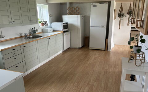Jorek - 700M from the Sea: Pavimentazione, Pavimento, Legna, Mobilia, Interior Design, Pavimento In Legno, Cabinetry, Pavimento Laminato, Controsoffitto, Cucina