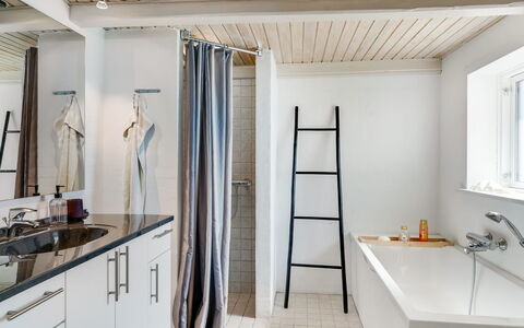 Jorek - 700M from the Sea: Parete, Pavimentazione, Interior Design, Idraulico Fixture, Pavimento, Soffitto, Idraulico, Bagno, Rubinetto, Camera