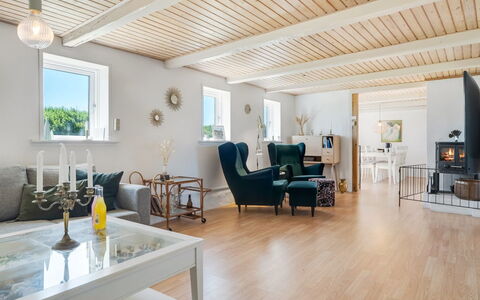 Jorek - 700M from the Sea: Mobilia, Interior Design, Pavimentazione, Pavimento In Legno, Legna, Pavimento, Soffitto, Illuminazione, Pavimento Laminato, Soggiorno