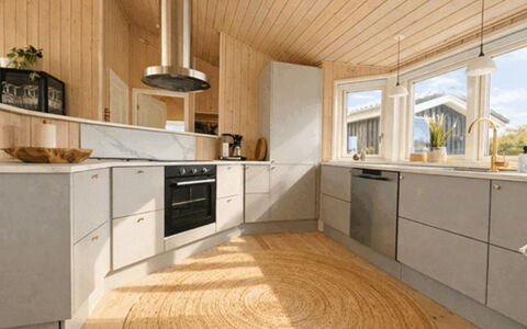 Bosse - 200M to the Fjord: Pavimentazione, Legna, Interior Design, Soffitto, Pavimento, Cucina, Controsoffitto, Elettrodomestico Da Cucina, Pavimento In Legno, Cabinetry