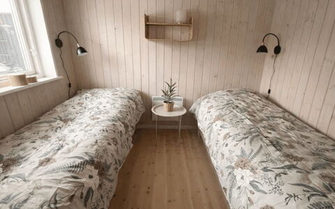Bosse - 200M to the Fjord: Parete, Legna, Camera Da Letto, Pavimento, Pavimentazione, Letto, Lenzuolo, Bedding, Camera, Telaio Del Letto