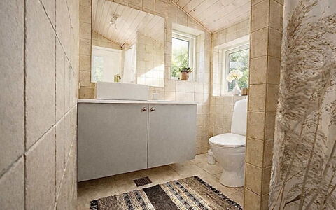 Bosse - 200M to the Fjord: Pavimentazione, Pavimento, Idraulico Fixture, Parete, Bagno, Legna, Interior Design, Mobiletto Del Bagno, Lavandino Del Bagno, Lavello