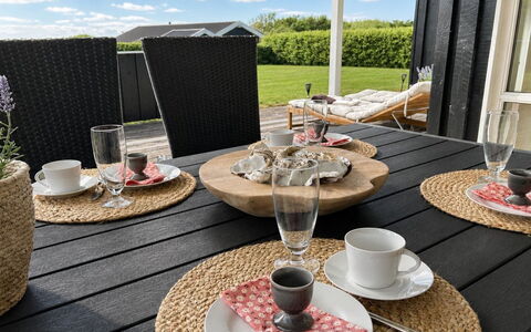 Bosse - 200M to the Fjord: Mobilia, Interior Design, Legna, Soffitto, Pavimentazione, Pavimento, Pavimento In Legno, Cucina & Sala Da Pranzo Tavolo, Tavolo, Lampada