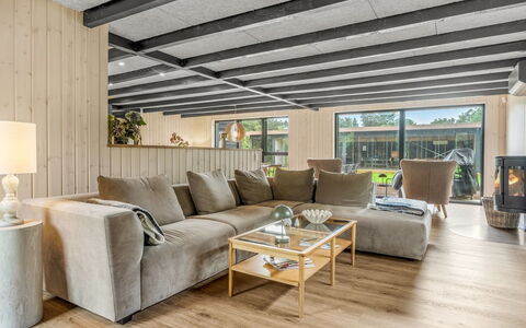 Diuri - 500M to the Fjord: Pavimentazione, Legna, Pavimento, Pavimento In Legno, Interior Design, Soffitto, Mobilia, Divano, Soggiorno, Latifoglie