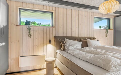 Diuri - 500M to the Fjord: Interior Design, Legna, Pavimentazione, Camera Da Letto, Soffitto, Pavimento, Letto, Illuminazione, Mobilia, Lenzuolo