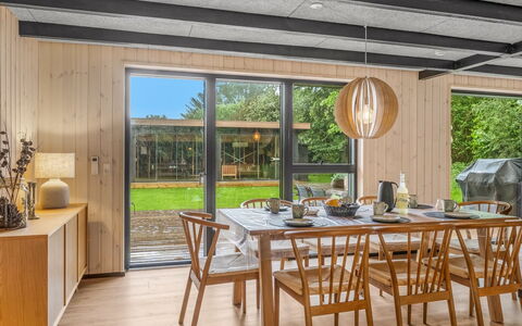Diuri - 500M to the Fjord: Legna, Pavimentazione, Interior Design, Mobilia, Pavimento, Cucina & Sala Da Pranzo Tavolo, Sala Da Pranzo, Soffitto, Pavimento In Legno, Latifoglie