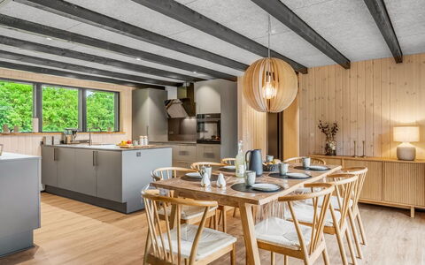 Diuri - 500M to the Fjord: Legna, Pavimentazione, Interior Design, Soffitto, Mobilia, Pavimento In Legno, Latifoglie, Color Legno, Cucina & Sala Da Pranzo Tavolo, Cucina