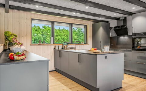 Diuri - 500M to the Fjord: Cucina, Legna, Controsoffitto, Pavimentazione, Soffitto, Interior Design, Elettrodomestico Da Cucina, Cabinetry, Mobilia, Elettrodomestico