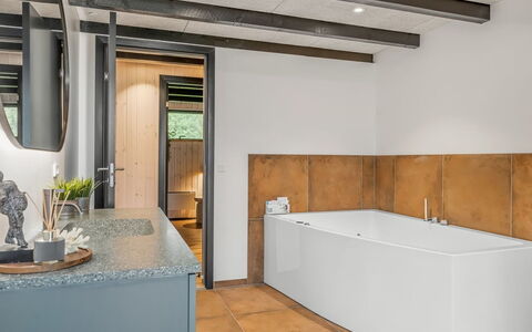 Diuri - 500M to the Fjord: Idraulico Fixture, Pavimentazione, Pavimento, Idraulico, Interior Design, Rubinetto, Vasca Da Bagno, Soffitto, Lavello, Bagno
