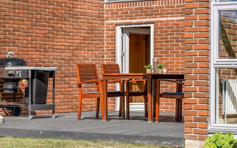 Finelly - 350M from the Sea: Pavimentazione, Pavimento, Soffitto, Interior Design, Controsoffitto, Cucina, Cabinetry, Camera, Apparecchio Major, Lampada