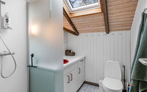 Topias - 350M from the Sea: Idraulico Fixture, Bagno, Parete, Lavello, Pavimentazione, Legna, Lavandino Del Bagno, Pavimento, Rubinetto, Interior Design