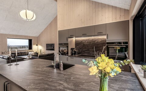 Gustaf - 800M from the Sea: Soffitto, Cucina, Controsoffitto, Lampada, Materiali Naturali, Cucina & Sala Da Pranzo Tavolo, Latifoglie, Inverno, Elettrodomestico