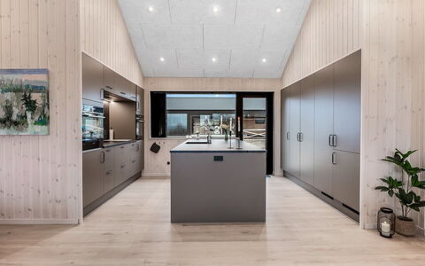 Gustaf - 800M from the Sea: Legna, Soffitto, Interior Design, Pavimentazione, Cucina, Pavimento, Casa, Lampada, Mobilia, Camera